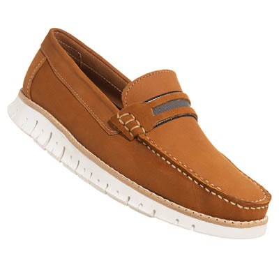 Zapato para hombre con taco tipo mocasin casual de hombre, super comodos, piel autentica canela, liviano, suela blanca, fabricado a mano en Santo Domingo, Republica Dominicana. Valetz La zapateria de los dominicanos.